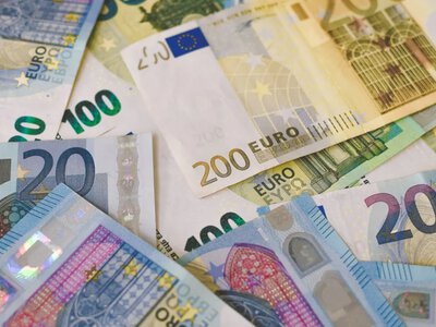 Європейський брокер почав закривати рахунки росіянам навіть із ВНЖ