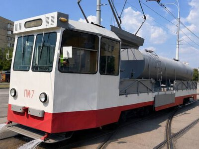 У Києві триває профілактичне зволоження трамвайних колій під час спеки