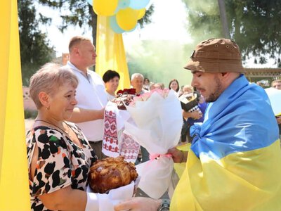 На Вінниччині зворушливо зустріли військового, який повернувся з російського полону після двох років