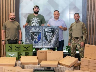 Франківська громада передала військовим Starlink, зарядні станції та антени