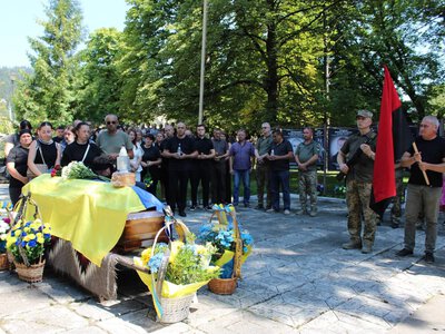 На колінах зустрічали Героя: Верховинщина попрощалася із захисником Богданом Якіб’юком