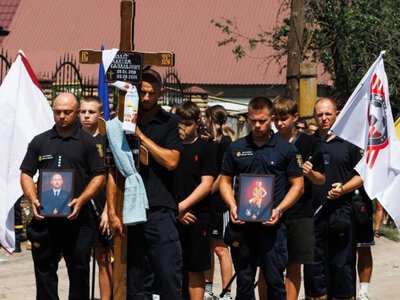  На Херсонщині попрощалися із загиблими від російського дрона рятувальником та його сином 