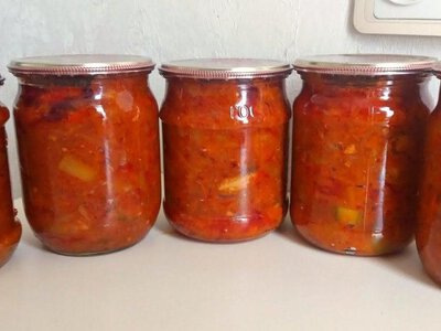 Закрутка, яку зʼїдають першою: рецепт салату з кабачками і рибними консервами на зиму