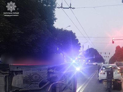 У Чернівцях через ДТП на вулиці Скальда ускладнений рух транспорту