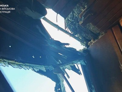 Дрон РФ ударив по багатоповерхівці в центрі Херсона: поранено чоловіка і жінку, що знаходилися на балконі