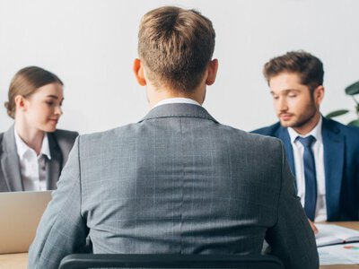 Україні катастрофічно бракує працівників: чому вакансій уже більше, ніж людей, та хто рятує ринок праці