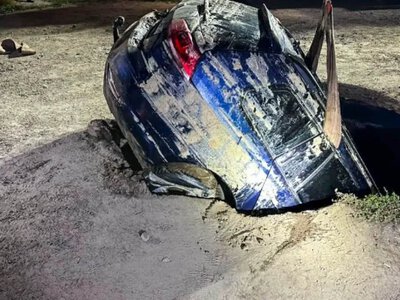 В Одесі автомобіль провалився під землю