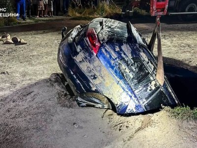 В Одесі автомобіль провалився під землю під час руху