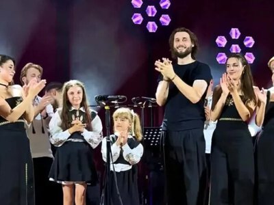 Виступ 10-річної Оля та 5-річної Марічка із легендарним хором Гомін підірвав соцмережі