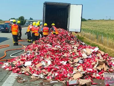 У Чехії автомагістраль D2 поблизу Брно вкрило печивом від палаючої вантажівки