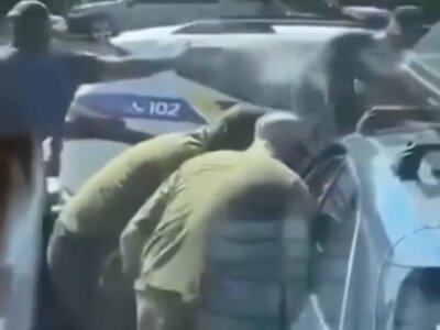 У Тальному працівники ТЦК вибили вікно і витягли з автівки чоловіка (ВІДЕО)