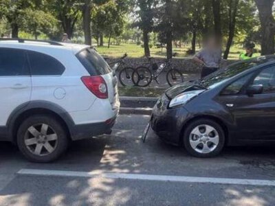 У Рівному водій без прав врізався в авто, яке зупинилося на світлофорі