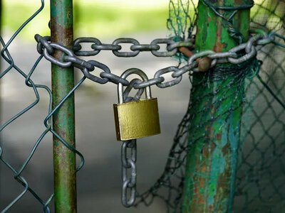 Суд змусив рівнянку знести паркан біля багатоповерхівки: що сталося