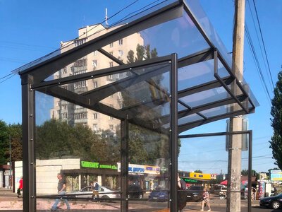У Черкасах містяни через нову скляну зупинку і вирізані дерева потерпають від спеки: Бондаренко обіцяє масштабне озеленення