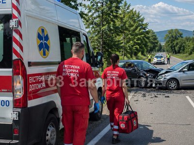 Серйозна ДТП поблизу Перечина: після зіткнення двох легковиків двох людей госпіталізували