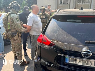 Обіцяли за хабар зменшити штраф із 2,5 млн до 70 тис. грн: ДБР затримало двох керівників податкової Сумщини