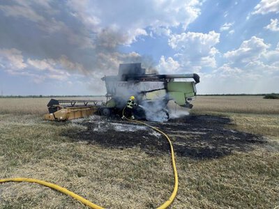 На Рівненщині посеред поля спалахнув комбайн