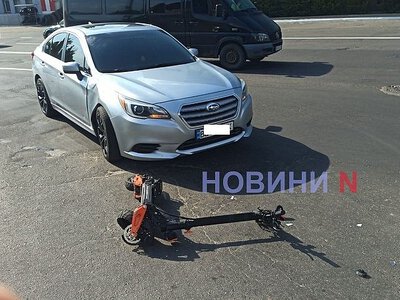 У Миколаєві Subaru збив чоловіка на електросамокаті: потерпілого відвезли до лікарні (відео)