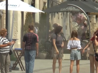 Кава і солодкі напої шкодять у спеку: що краще пити замість них