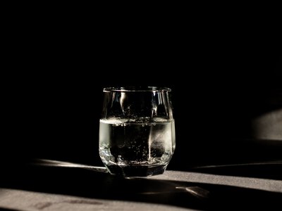 Що станеться з організмом, якщо щодня пити газовану воду: користь і можливі ризики