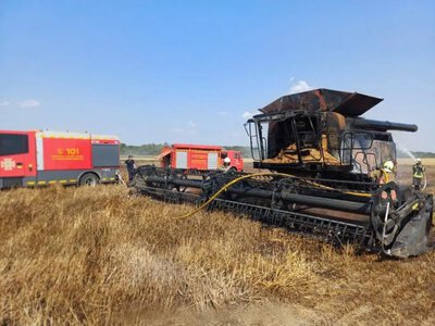 Поблизу Ружина Ковельської громади горів комбайн: ДСНС ліквідувала пожежу
