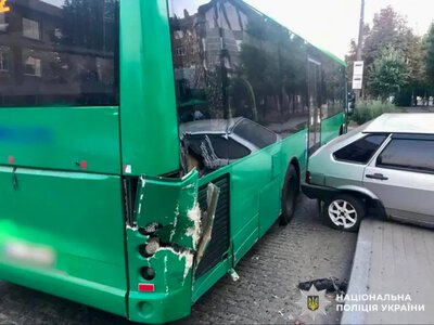 ДТП у Білій Церкві: водій ВАЗ збив жінку на зупинці громадського транспорту