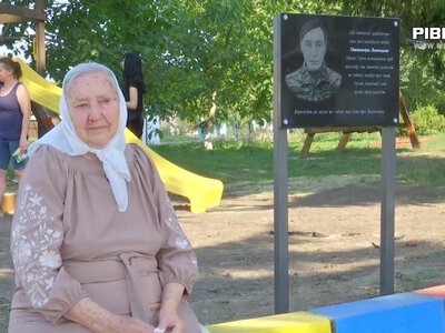 Переселенка з Донеччини збудувала майданчик на честь загиблого сина на Рівненщині (ВІДЕО)
