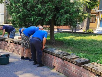 У сквері «Привокзальний» в Франківську оновлюють лавки