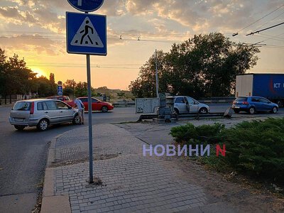 У Миколаєві «Форд» в'їхав у «Сузукі», виїжджаючи на міст