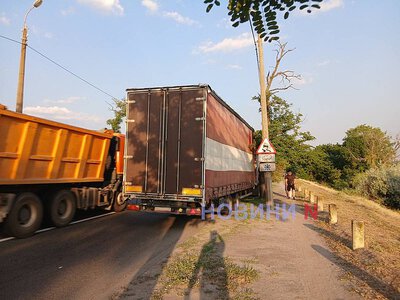 На в'їзді на міст у Миколаєві фура зіткнулася з «Міцубісі»: утворився затор