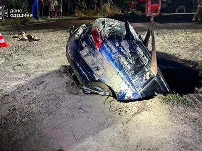 В Одесі легковик на ходу пішов під землю: водій дивом врятувався