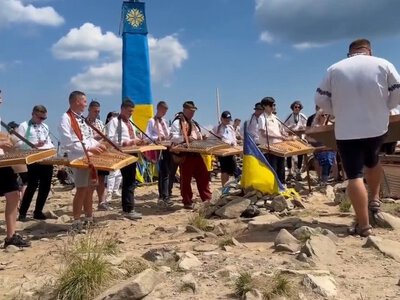 На Говерлі встановили рекорд України: понад 30 цимбалістів одночасно зіграли на вершині (ВІДЕО)