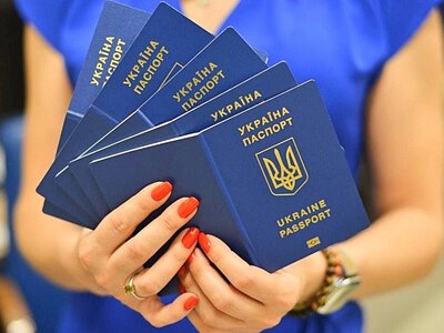 Українцям за кордоном спростили оформлення паспорта