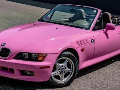 Рожевий спорткар BMW від Сідні Свіні пішов із молотка за смішною ціною (ФОТО)