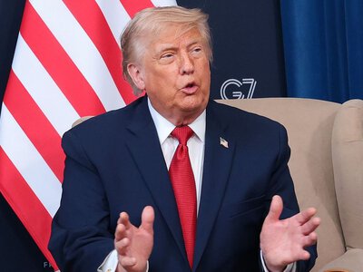 Трамп ловив малюка на сцені та пожартував про падіння Байдена
