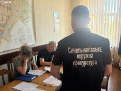 Майже 5 млн грн збитків на закупівлі житла для дітей-сиріт: на Синельниківщині обвинувачують міського голову та двох службовиць
