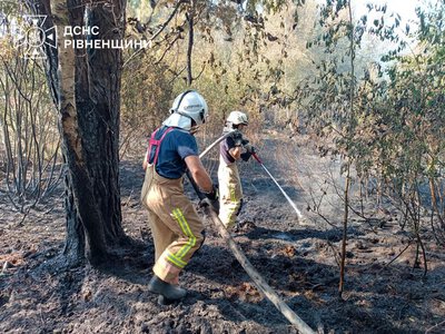 На Сарненщині рятувальники гасять пожежу торфу та лісової підстилки