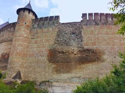 Стіна Хотинської фортеці на Буковині продовжує обсипатися