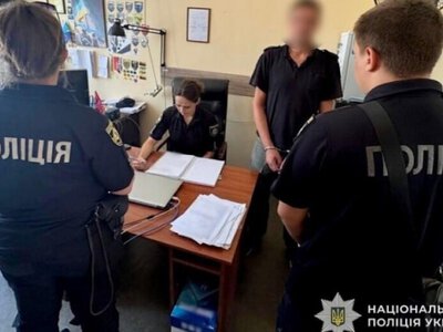 Вихопив телефон із рук 65-річної містянки та здав у ломбард: поліцейські Дніпра затримали підозрюваного у пограбуванні