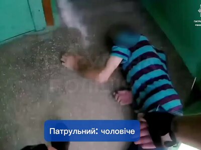 У Рівному чоловік упав біля під’їзду і розбив голову