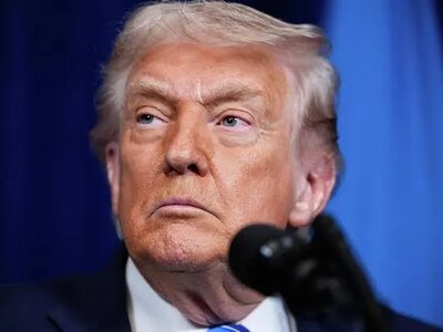 Відео: Трамп допоміг малюку на сцені та пожартував про падіння Байдена — Fox News