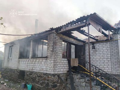 На Житоимрщині ранкова блискавка вдарила у будинок