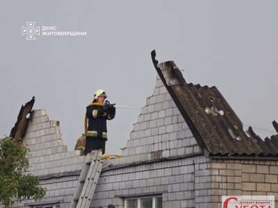 Блискавка підпалила будинок у Житомирському районі: пожежу ліквідували за годину