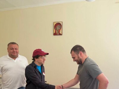 Голлівудський актор Джессі Айзенберг відвідав військових на реабілітації у санаторії на Львівщині