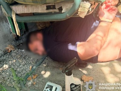 У Павлограді поліцейські затримали двох чоловіків за підозрою у вимаганні 5 тисяч доларів та двох автомобілів