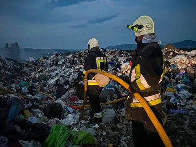  Вогнеборці півдоби гасили пожежу на черговому сміттєзвалищі Закарпаття 