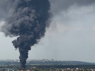Після вибухів у Брянську спалахнула масштабна пожежа: ймовірно, горять склади