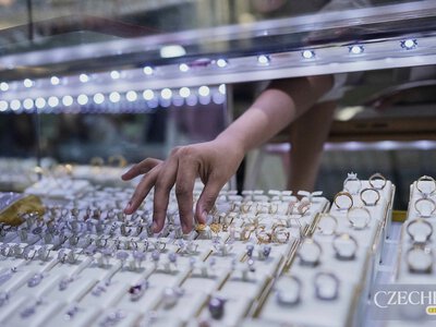У Празі викрали ювелірні вироби на 140 000 крон, а через кілька годин злодія спіймали в Брно