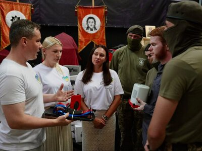  Мавіки, зарядні станції та апарати для реанімації: Християнський корпус передав вантаж на Запорізький та Покровський напрямки 