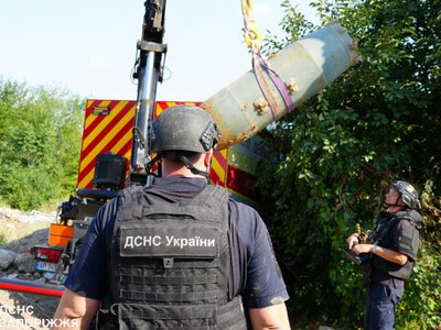 Авіабомба пішла під землю на 10 метрів - у Запоріжжі рятувальники три дні проводили розмінування (фото, відео)